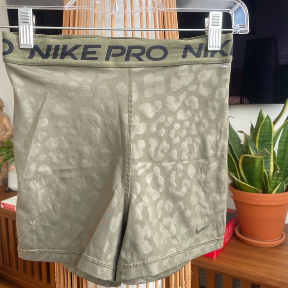 Nike High Waist Green Athletic Shorts - Picture 4 of 5